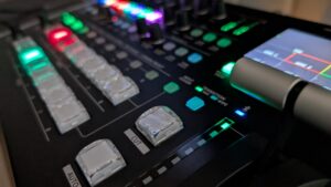 ライベックス新宿スタジオに配置されたRoland V80HD カメラは最大5台(通常3台)接続。モザイク処理やクロマキーにも対応。モザイクは、細かさ(粗さ)や面積、位置も自由自在にコントロール可能。演者のインスピレーションを邪魔しません。
