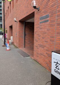 ニューステートメナー玄関。ここから入って奥へ進むとエレベーターがあります。