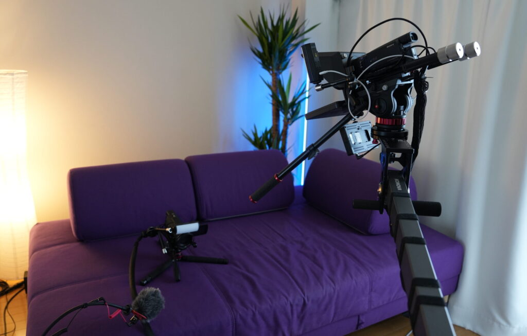 ライベックスの多摩永山スタジオ。カメラクレーンに搭載されたビデオカメラとソファに置かれたサブカメラ