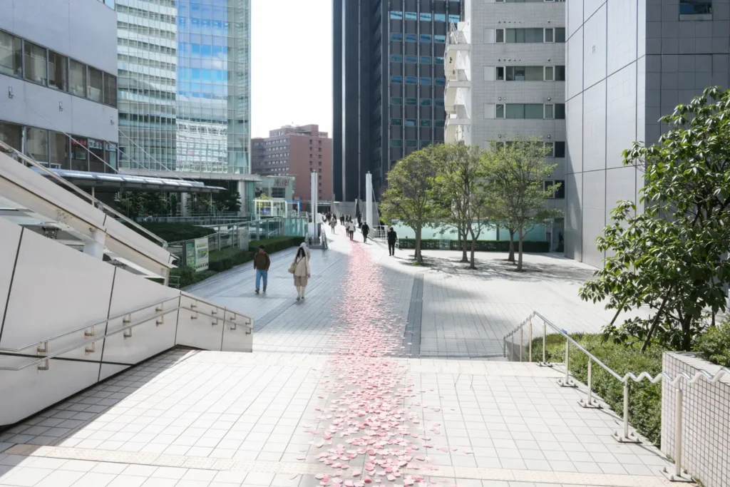 新宿 サザンテラス 歩道橋 マインズタワー エスカレーター 通勤ルート チャットレディ 花びらの道