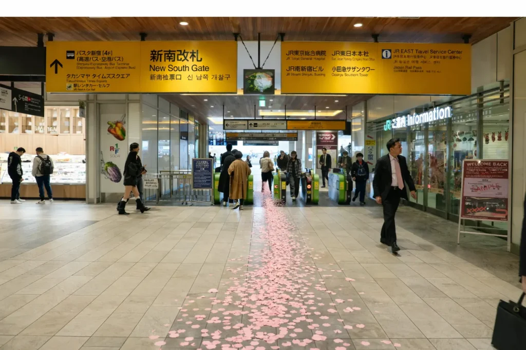 新宿 新南改札 内側 改札出口 通路 チャットレディ 通勤ルート 花びらの道
